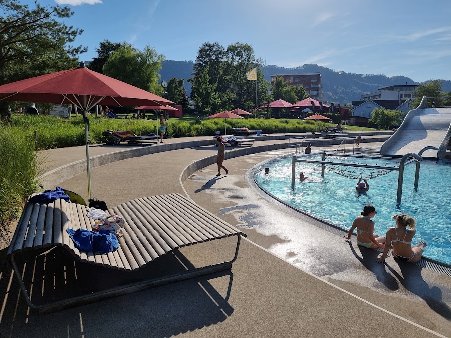 Hallen- und Freibad im Tal